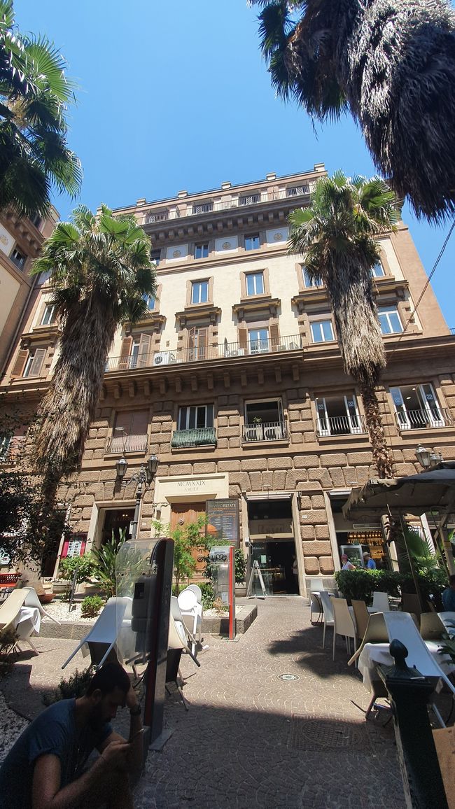 Accademia Italiana Neapel - Schulgebäude Vorplatz