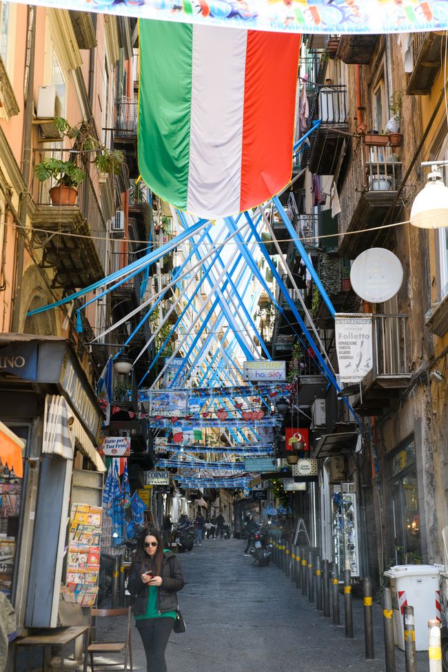 Neapel Gasse mit Italienflagge